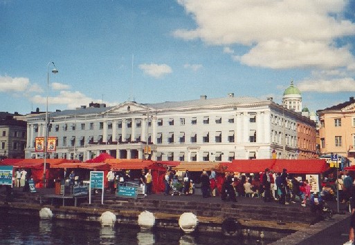 Il mercato di Kauppatori e il municipio