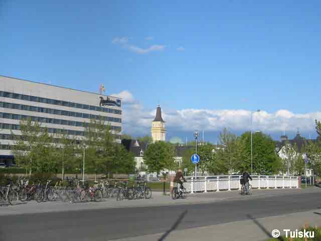 L'hotel Radisson SAS e il campanile del Tuomiokirkko