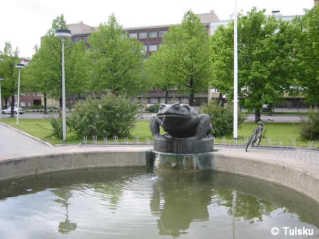 Una rana fa da fontana di fronte al centro medico di Oulu
