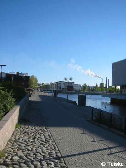Il teatro a ds e il porto di Oulu al centro. A sn inizia la piazza del mercato (Kauppatori)