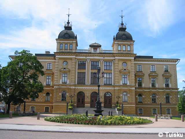 Oulun Kaupungintalo in Kirkkokatu. Tutt'attorno ci sono alcuni parchi cittadini! 