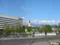 L'hotel Radisson SAS e in fondo in giallo il campanile della chiesa (Tuomiokirkko)