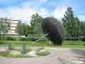 Particolare di un parco vicino a Saaristonkatu (Lyötynpuisto) dove si trova un gigantesco ombrello rovesciato fatto in metallo... ma sembra vero!